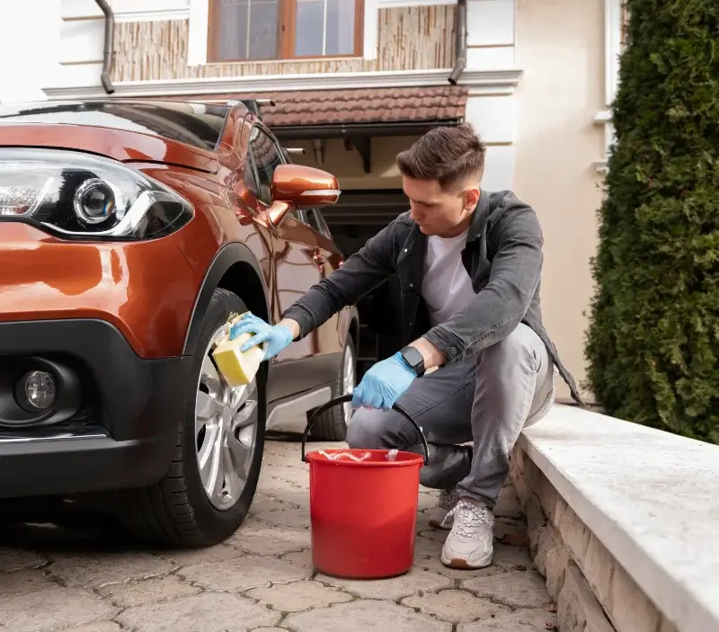 Lavage auto à domicile Selles-sur-Nahon : professionnel intervenant sur un véhicule